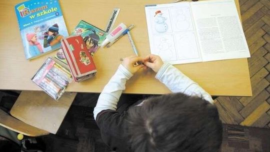Wolne dni w szkołach: Jedne dzieci się uczą, drugie odpoczywają. Skąd te różnice?