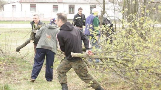 Wolontariusze porządkowali polski cmentarz w Lubomlu