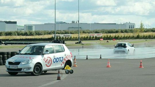 WORD świętuje. Alkogogle i śliska nawierzchnia dla kierowców 