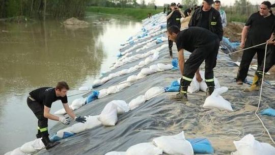 Worki z piaskiem zostają na wałach. Będą ulewy i burze z gradem