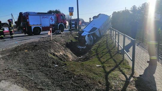 Woskrzenice Duże: Samochód dostawczy wypadł drogi po zderzeniu z ciężarówką