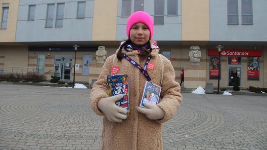 WOŚP 2023. Ola, Julian z tatą, Karina i Amelia kwestują w Białej Podlaskiej