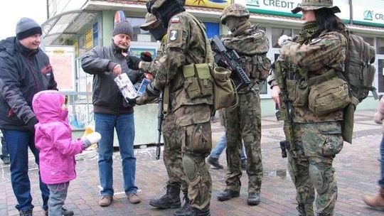 WOŚP w Chełmie: Mundurowi zachęcają do pomagania (zdjęcia)