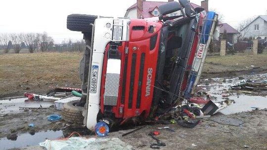 Wóz strażacki dachował. Trzech strażaków rannych