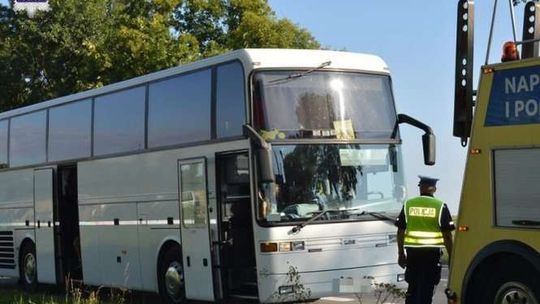 Woził wycieczki mimo że nie miał uprawnień. Wpadł, bo przekroczył prędkość