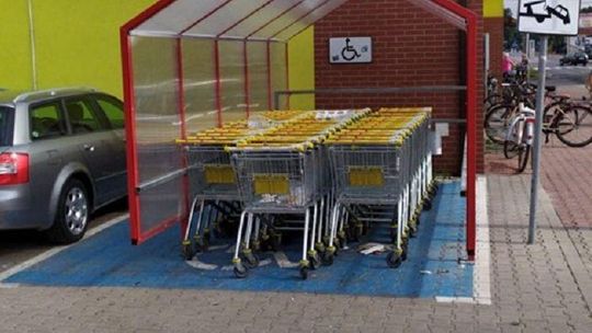 Wózki sklepowe na miejscu parkingowym dla niepełnosprawnych. Biedronka wyjaśnia