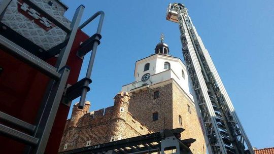 Wozy strażackie i drabina przed Bramą Krakowską. Co się stało?