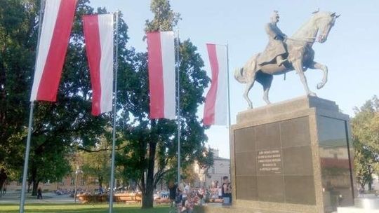 Wpadka na pl. Litewskim. Obchody przy flagach... Monako? "Popełniono błąd"