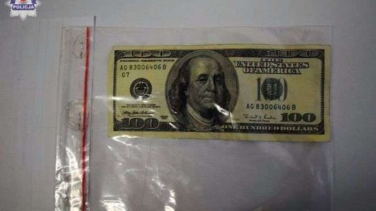 Wpadka pijanego kierowcy. Wyjął 100 dolarów