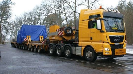 Wpadka przewoźnika. Ten pojazd ważył aż 178 ton, a naczepa miała 112 opon