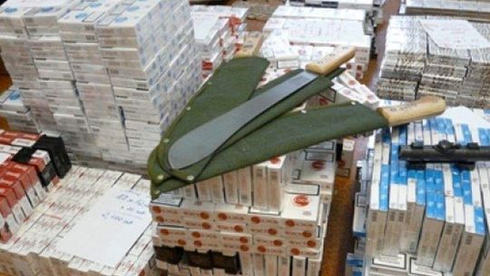 Wpadł, bo jechał 140 km/h. Miał nielegalne papierosy i broń