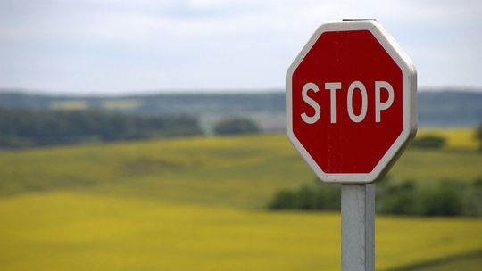Wpadł, bo nie zatrzymał się na „STOP-ie”