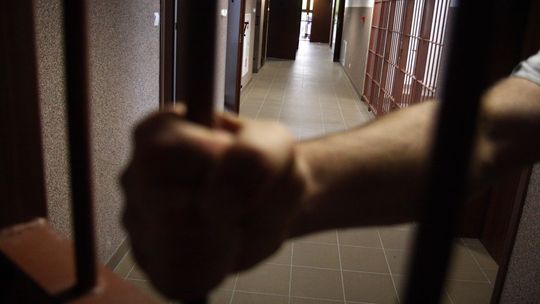 Wpadł na próbie kradzieży. Wyszło na jaw, że już powinien być za kratkami