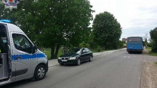 Wpadł pod samochód po wyjściu z autobusu