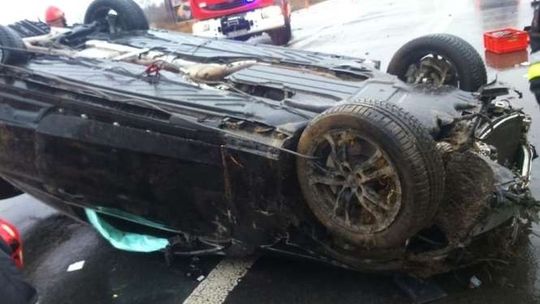 Wpadł w poślizg i dachował. 35-latek miał sporo szczęścia