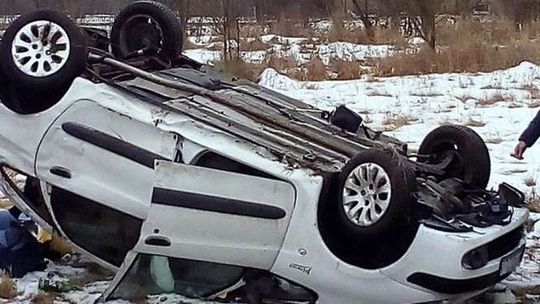 Wpadł w poślizg i potrącił kobietę, która stała na poboczu. 82-latka zginęła