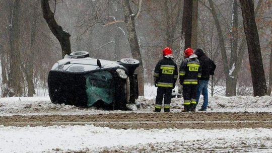 Wpadł w poślizg i rozbił smarta na drzewie