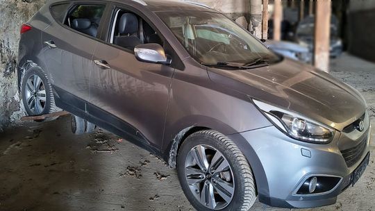 Wpadła samochodowa „dziupla”. Skradzione auta warte 100 tys. zł, zatrzymany 48-latek