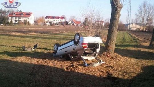 Wpadła w poślizg, wjechała do rowu i dachowała