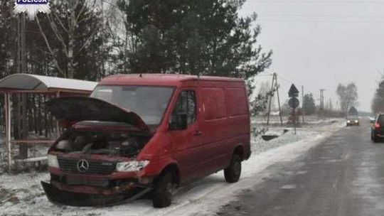 Wpadła w poślizg. Zderzyła się z mercedesem 