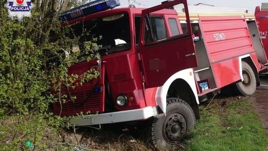 Wpadli do rowu wozem strażackim