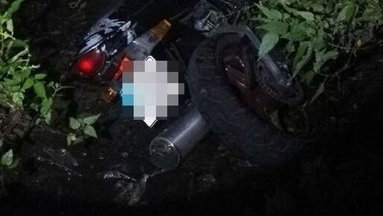 Wpadli motocyklem do rzeki. Poważne obrażenia 15-latka