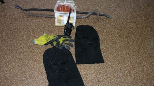 Wpadli po pościgu. Kradli pieniądze, alkohol i papierosy