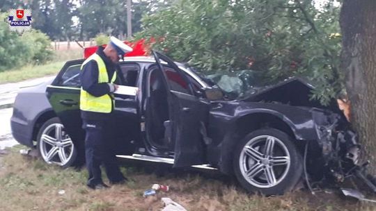 Wpadli w poślizg, rozbili się na drzewie. Nie żyje 19-latek i 17-latek [zdjęcia]