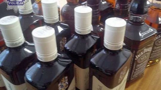 Wpadli z kradzionym whisky. Mieli 18 butelek