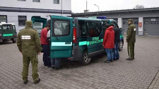 Wpław przez Bug z Białorusi do Polski