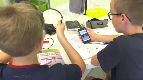 Wprowadzają całkowity zakaz używania telefonów komórkowych w szkołach