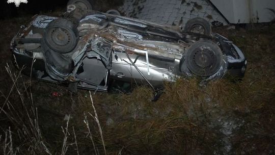 Wracali z dyskoteki, ford spadł z mostu. Kierowca zostawił ranną koleżankę