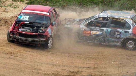 Wrak Atak Lublin. Gruchoty ścigają się charytatywnie (zdjęcia)