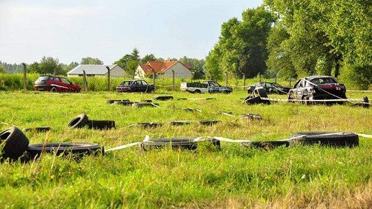 "Wrak Race" pod Białą Podlaską. Wyścig zdezelowanych aut