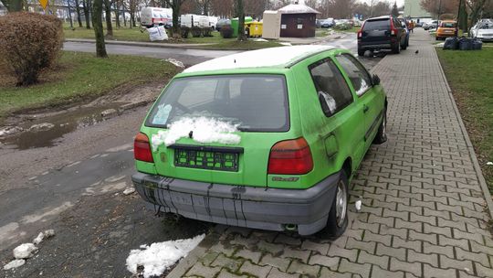 Wrak VW golfa straszy na Samsonowicza. Straż Miejska rozkłada ręce