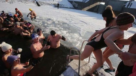 Wreszcie pogoda dla morsów. Kilkadziesiąt osób wskoczyło do przerębla