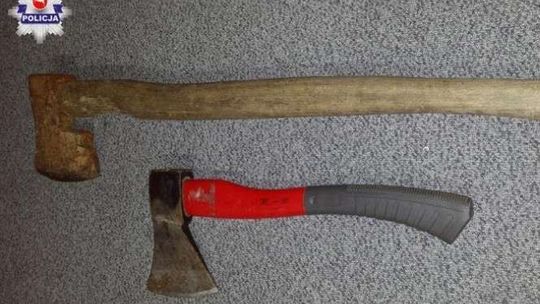 Wrócił z kolegami i siekierami. Zdenerwował go szczekający pies