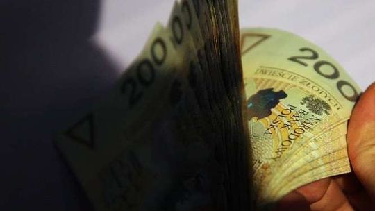 Wrzuciła 12 tys. złotych do kosza na śmieci przy ul. Jutrzenki