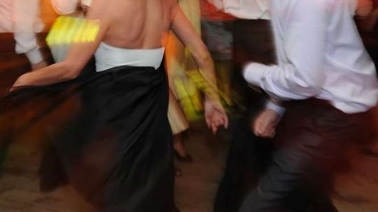 Wściekł się na weselu, zaatakował samochody