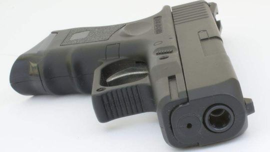 Wściekły klient wrócił do mechanika z pistoletem. Pociągnął za spust