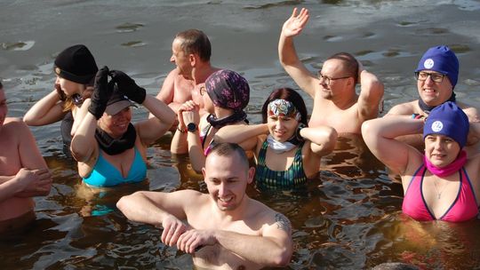 Wskoczyli do zimnej wody jeziora Firlej. Dla chorej Antosi Bober