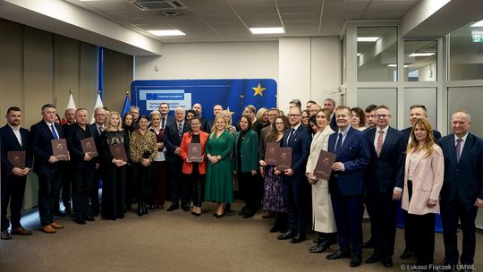 Wsparcie rodzin w kryzysie i edukacja – kolejne umowy wręczone!