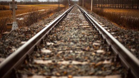 Wstrząsające sceny na wiadukcie. Młody mężczyzna biegł pod pociąg