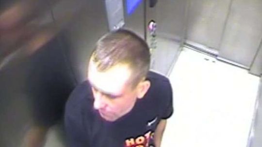 Wszedł do biura, ukradł laptopy i telefony. Szuka go policja
