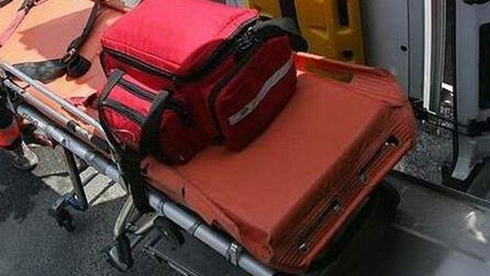 Wszedł do domu z rozciętą szyją i się wykrwawił. Zabójstwo?