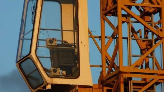 Wszedł na 40-metrowy dźwig, bo pokłócił się z dziewczyną. Zszedł po dwóch godzinach