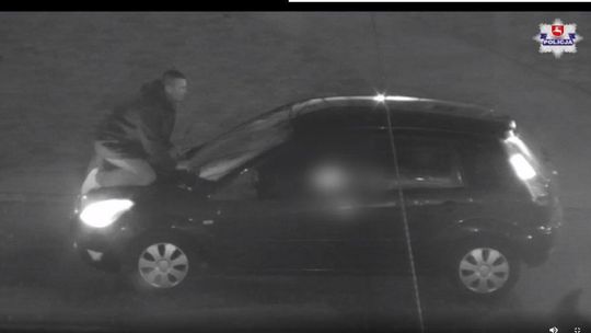 Wszedł na maskę i pocałował szybę. Policja szuka mężczyzny 