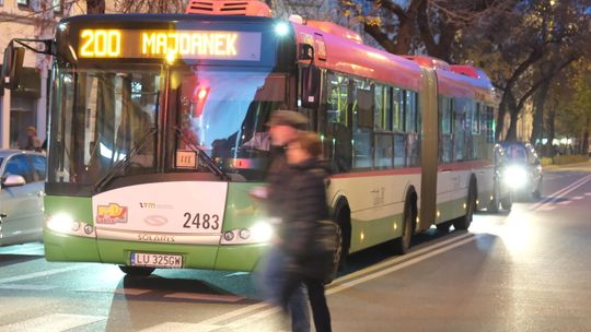 Wszystkich Świętych 2023. Jak dojedziemy na cmentarze w Lublinie?