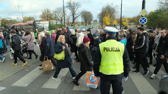 Wszystkich świętych 2026. Od dzisiaj utrudnienia przy cmentarzach