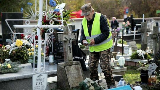 Wszystkich Świętych. Lublinianie wykorzystują pogodę i sprzątają groby bliskich 